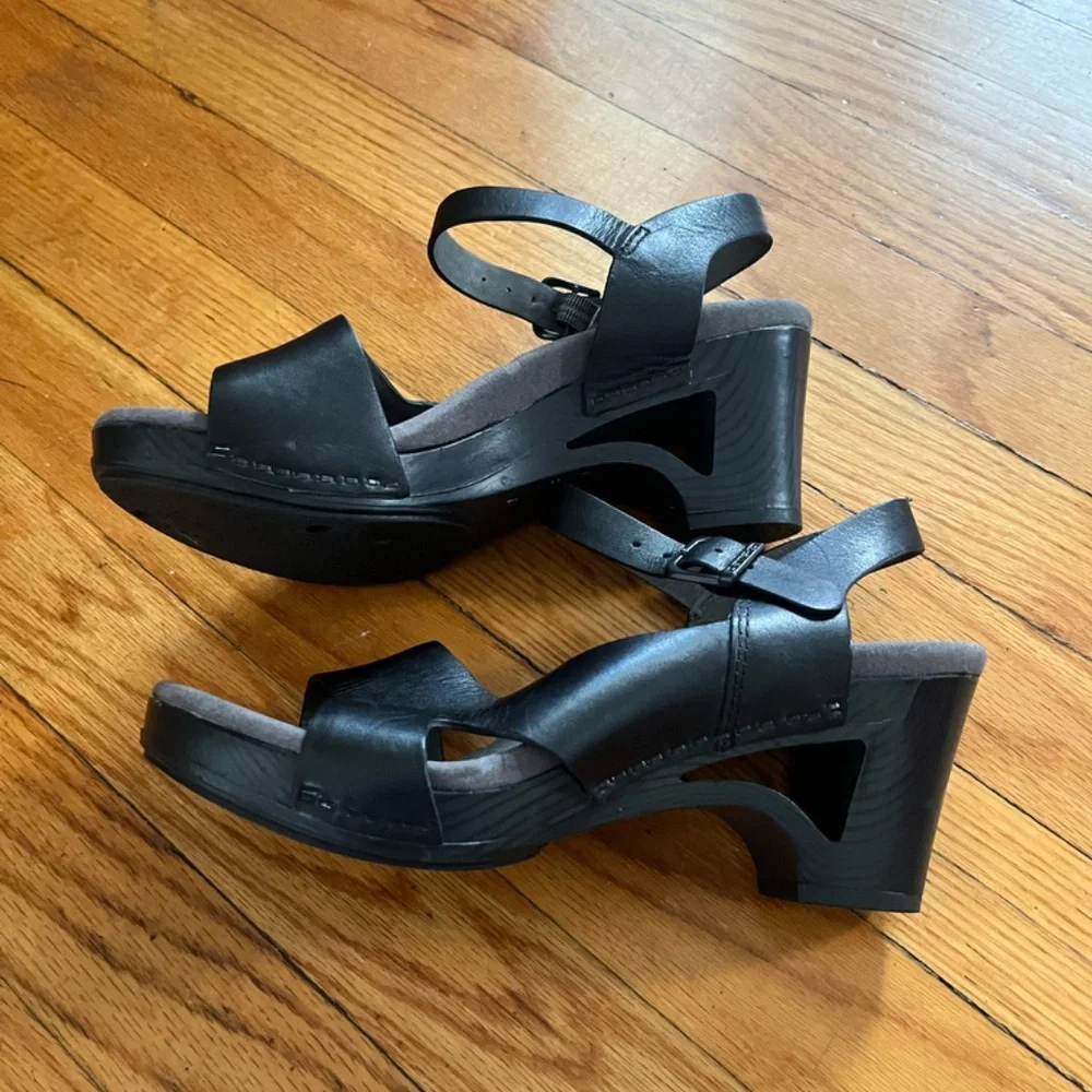 LIKE NEW Dansko Tasha Women's Cut-Out Sandal Clogs Size 37/ US6.5 -7 $149 - Picture 2 of 7